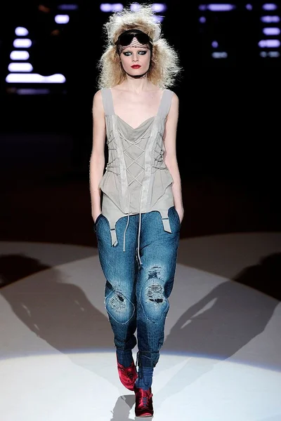 Look 16